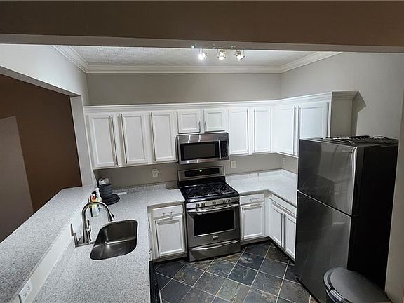 4th image of 2651 Heathrow Dr