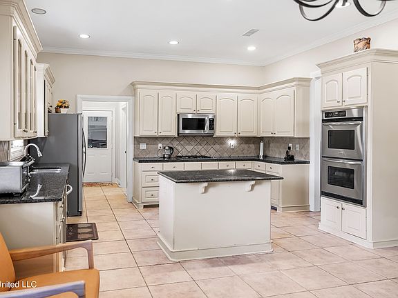 3rd image of 116 Woodbury Park Pl