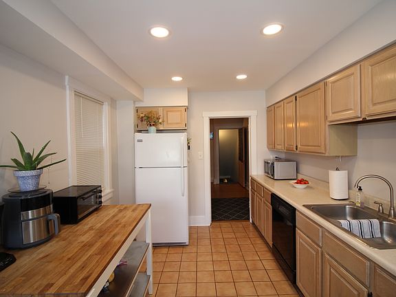 3rd image of 365 1/2 S Evaline St #B