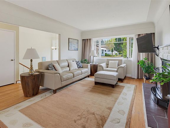 3rd image of 4260 Springridge Cres