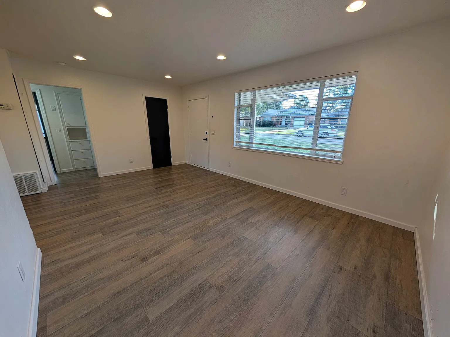 2 bed, 823 sqft, $1,300 — Photo 4
