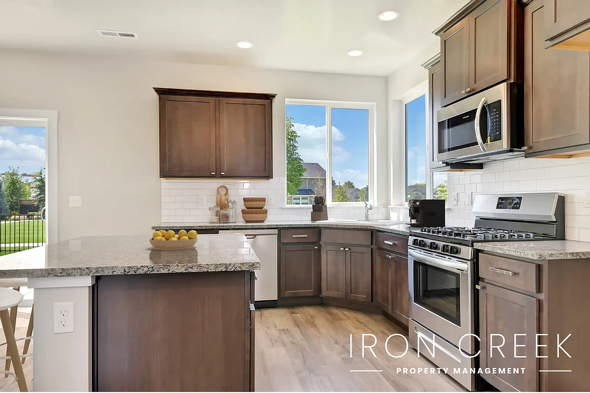 Kitchen - 2549 E Windrose St