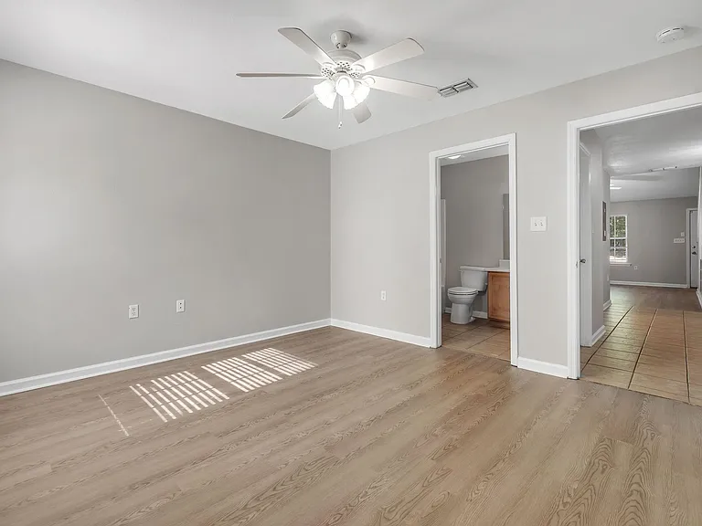 2738 W Tharpe St #404 — Photo 17