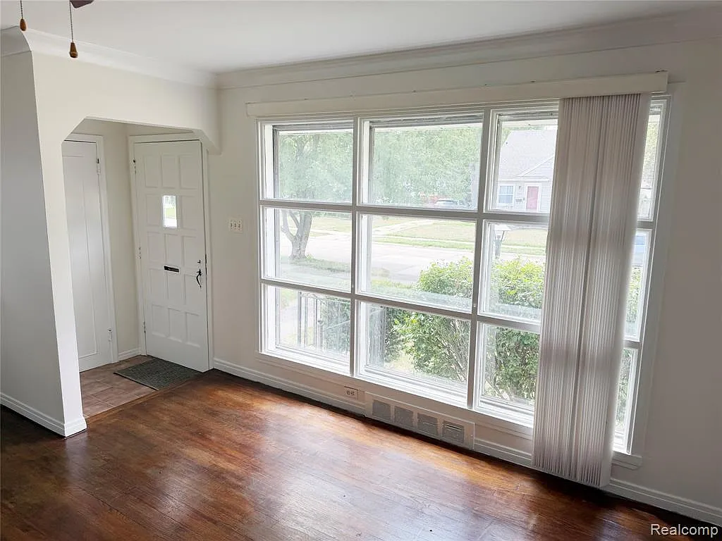 3 bed, 1.0 bath, 1500 sqft, $2,000 — Photo 2