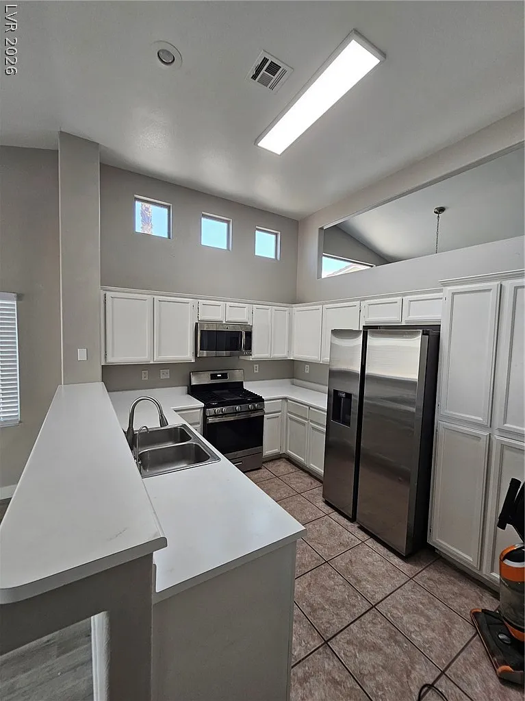 4 bed, 2.5 bath, 2076 sqft, $2,395 — Photo 4