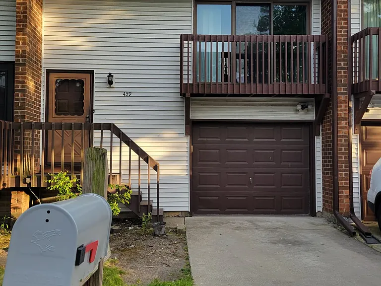 459 Skokie Ln — Photo 2