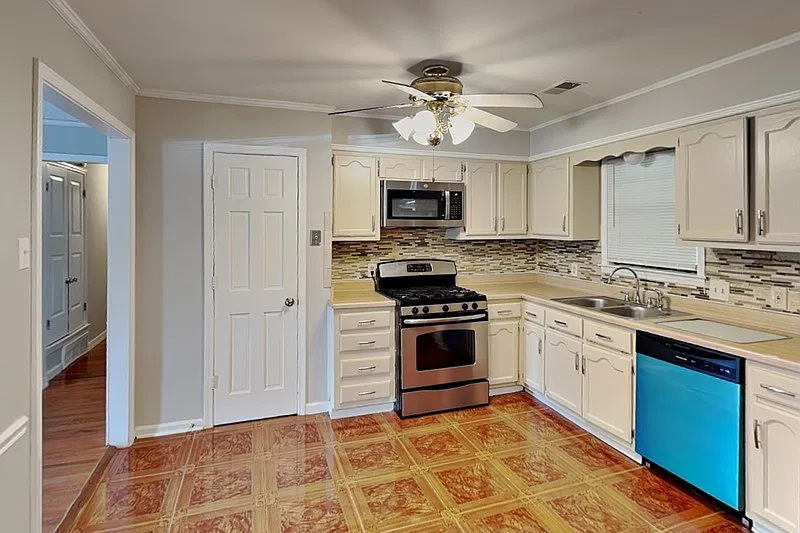 3 bed, 2.0 bath, 1831 sqft, $1,749 — Photo 4