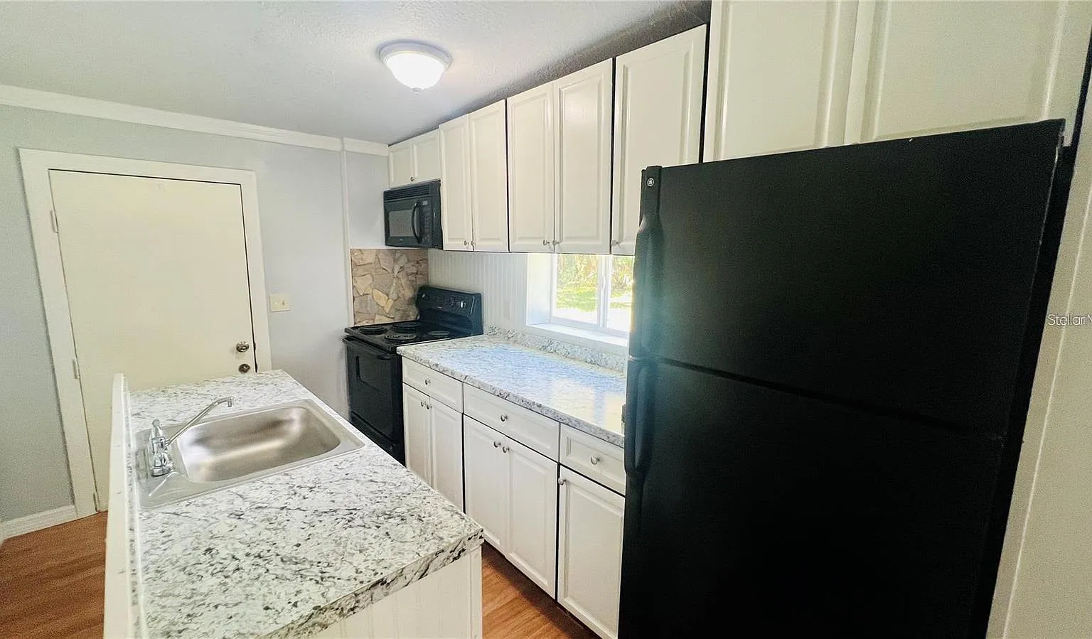 3 bed, 2.0 bath, 828 sqft, $1,600 — Photo 4