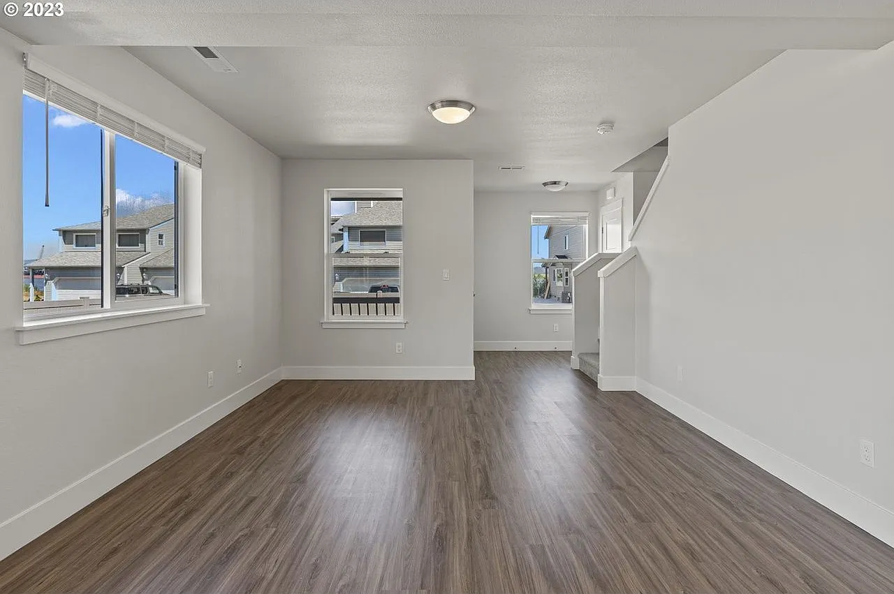 3 bed, 2.0 bath, 1332 sqft, $2,300 — Photo 3