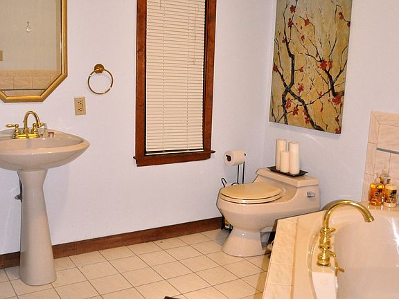 10 x10 Jacuzzi Bathroom / Laundry + 2nd full bathroom