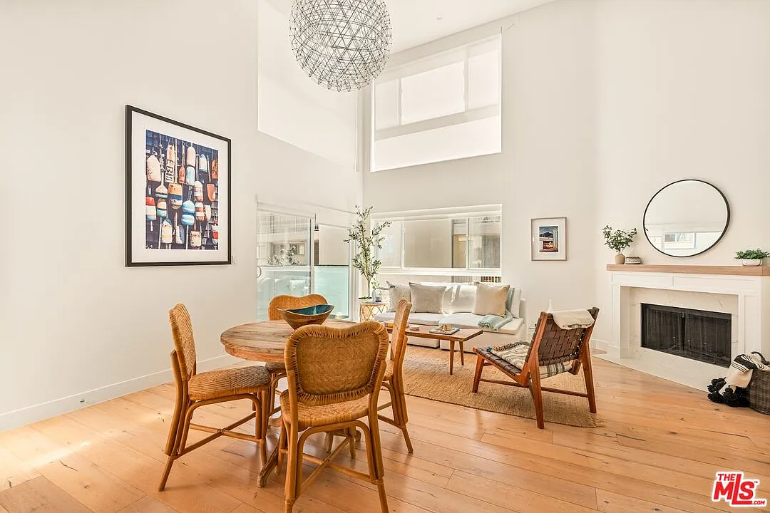 2 bed, 2.0 bath, 1377 sqft, $6,995 — Photo 4