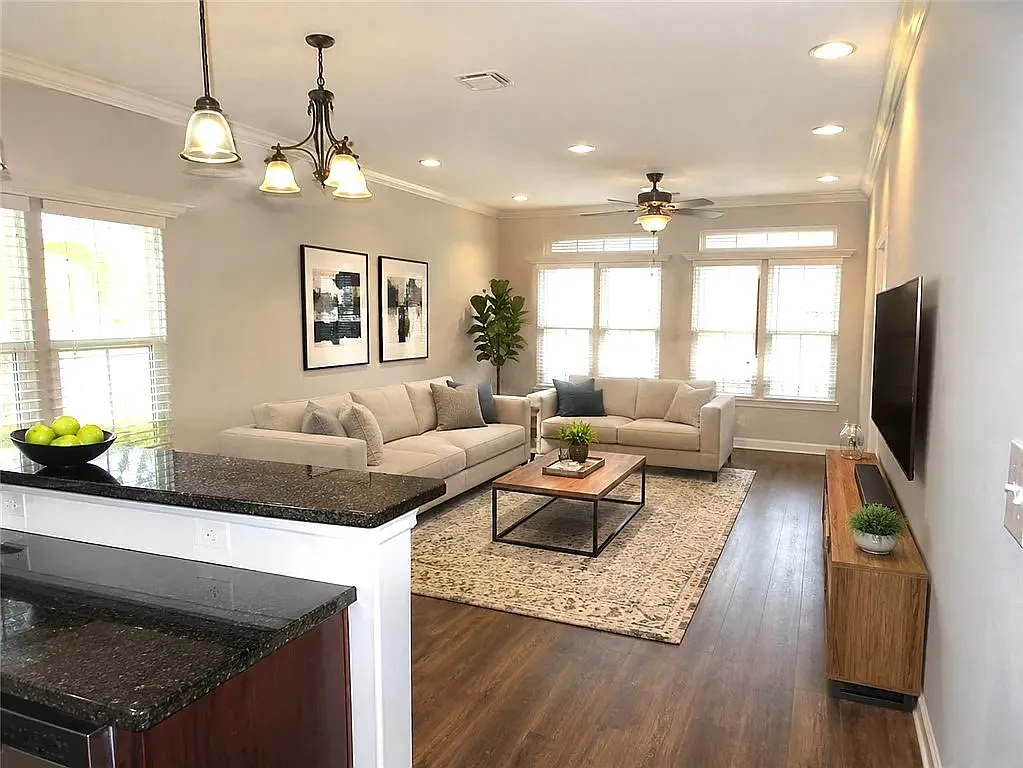 5 bed, 2076 sqft, $4,495 — Photo 2