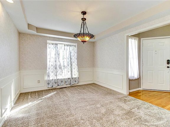 5th image of 400 SW Saddlewood Ct