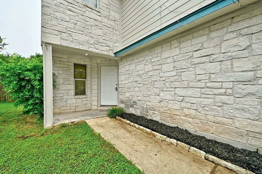 3 bed, 2.5 bath, 1280 sqft, $1,800 — Photo 4