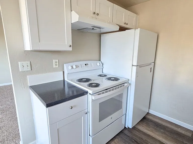 Apartment in West Salem near banks, shopping areas, bus lines, and downtown! ~ Colonial — Photo 91