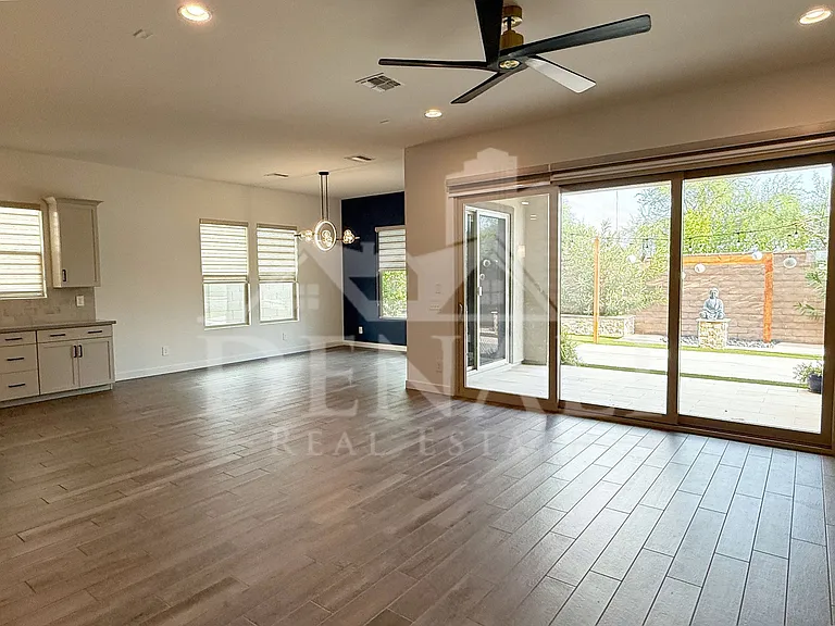 1447 E Flower St — Photo 4