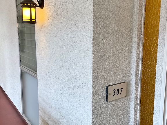 4th image of 1932 Overland Ave