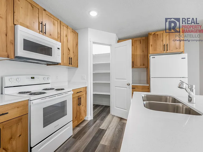 5777 S 5th Ave — Photo 4
