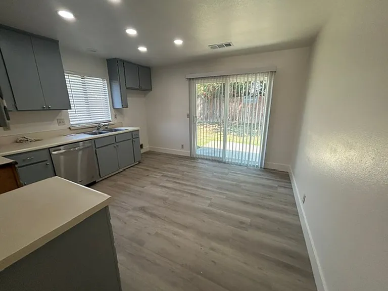 1136 W Damron Ave — Photo 5
