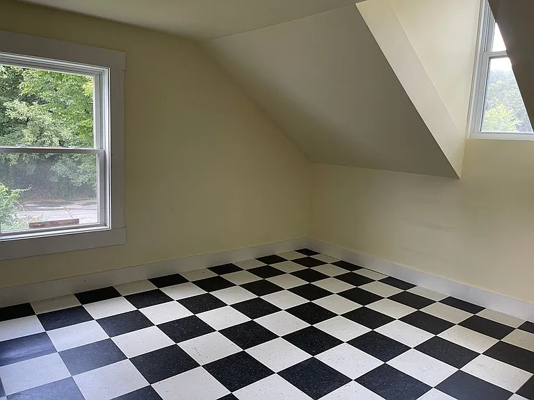 16 Maple St — Photo 5