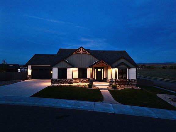 3rd image of 2943 Heathrow Ave