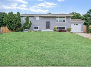 188 Ridge Rd, Wheatley Heights, NY 11798