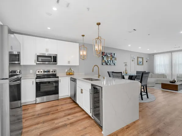 2 Harvest Dr #108, North Andover, MA 01845