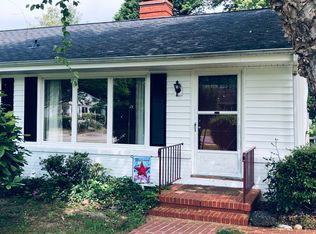21 Lloyd Ln, Kilmarnock, VA 22482