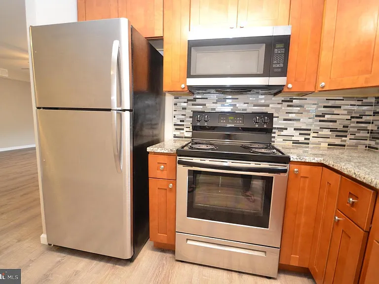 311 E 4th St #1 — Photo 3