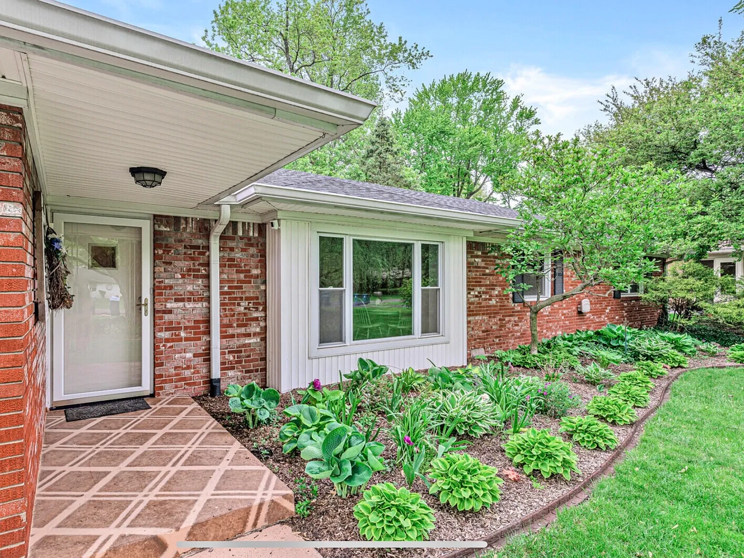 3 bed, 1.5 bath, 1902 sqft, $2,450 — Photo 3