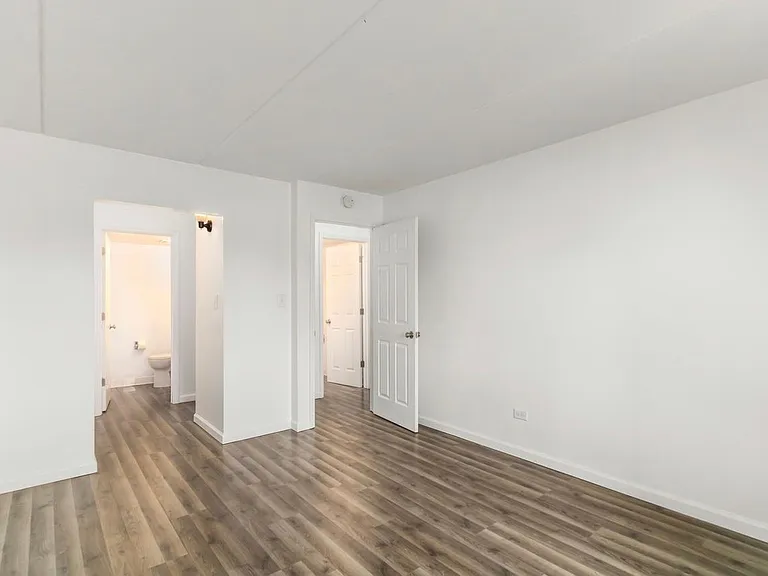 Master Bedroom w/ en-suite Master Bathroom!