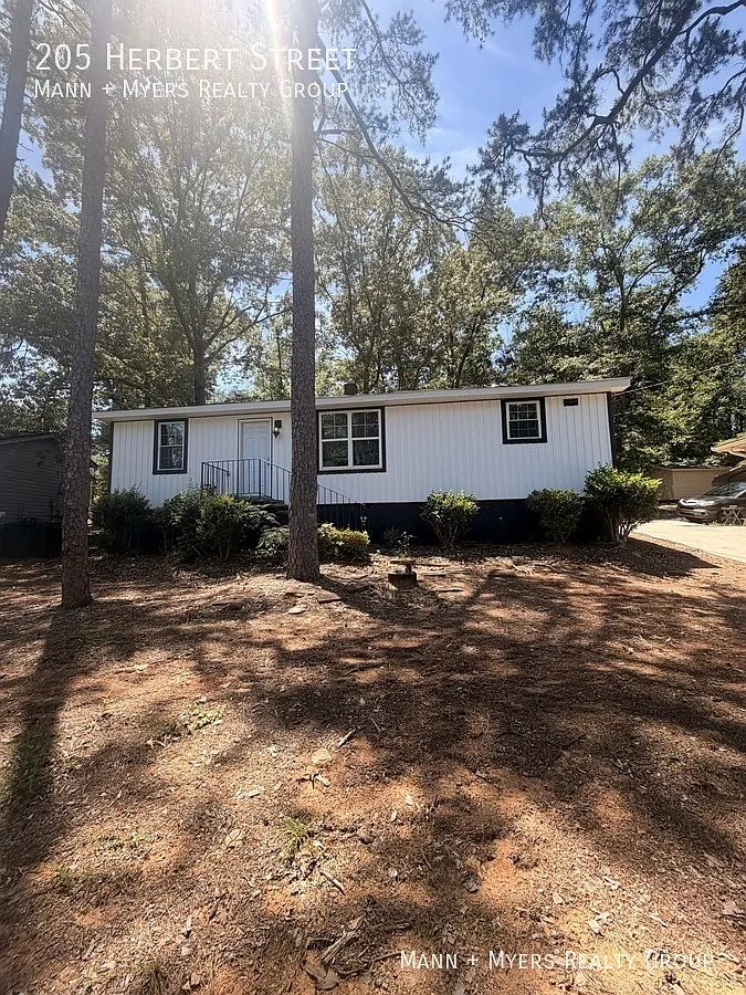 205 Herbert St Available for Rent — Photo 1