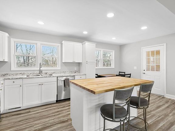 4th image of 301 Catawba St