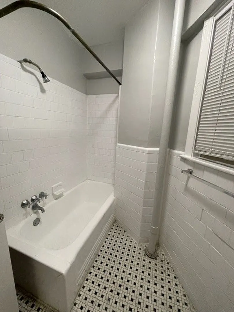1916 R Street — Photo 3