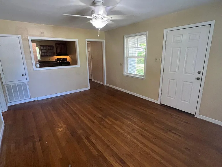 1002 E River Ave — Photo 3