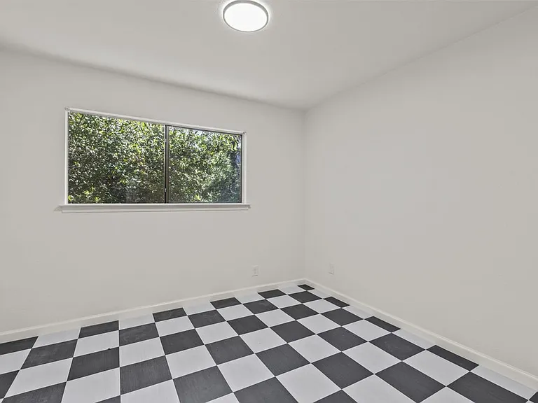 2822 Low Oak St — Photo 8