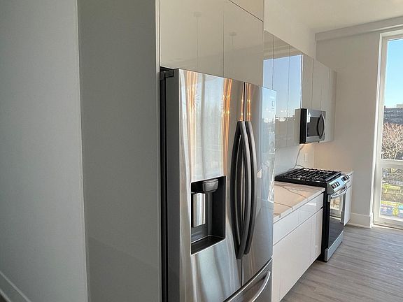 5th image of 2400 W Wabansia Ave #206