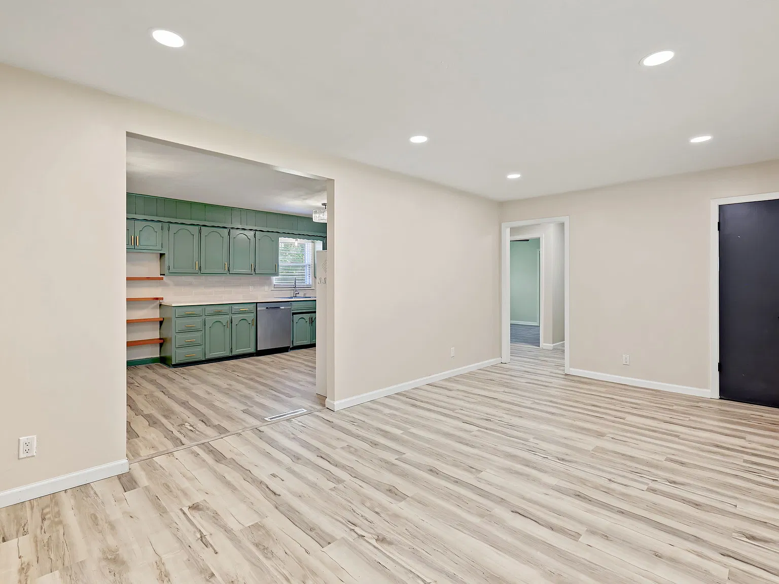 4 bed, 1954 sqft, $2,500 — Photo 2