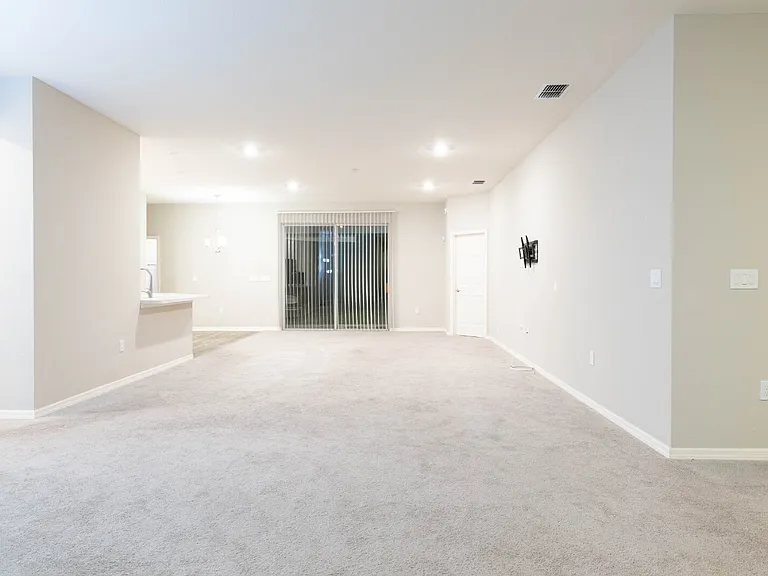 1069 Montgomery Ln — Photo 5