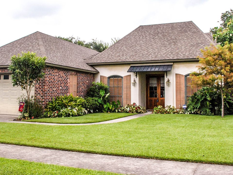 Front w/ Great Curb Appeal