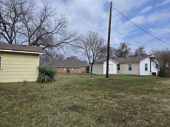 4th image of 404 S Pecan St