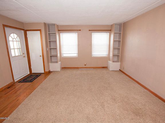 3rd image of 655 Cloverdale Ave NW