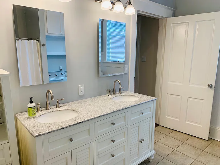903 Montgomery St — Photo 16