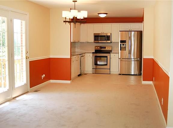 4th image of 402 Eisenhower Dr