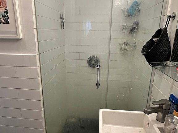 5th image of 426 E 9th St APT 5A