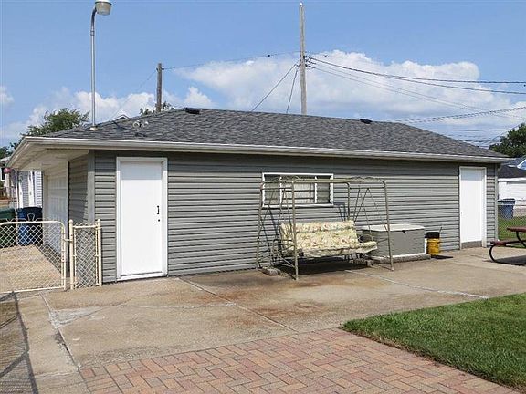2nd image of 2750 White Oak Ave