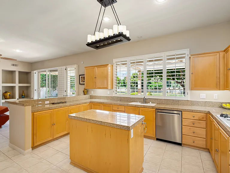 285 W Kavenish Dr — Photo 13