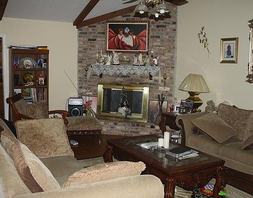 2nd image of 105 Booth Cir