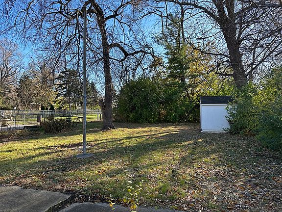 4th image of 10961 Wellington St