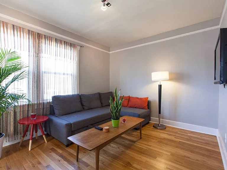 2626 W Argyle Pl — Photo 3